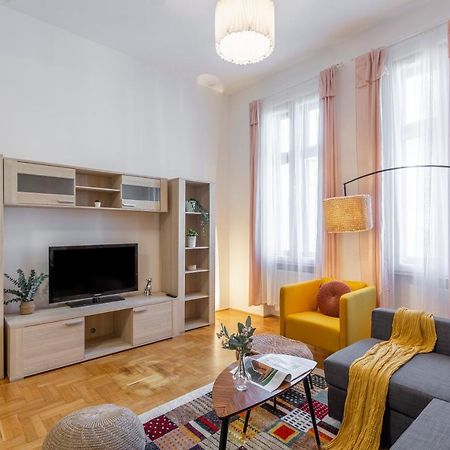 בודפשט Central Gozsdu Apartment In The Party Street מראה חיצוני תמונה