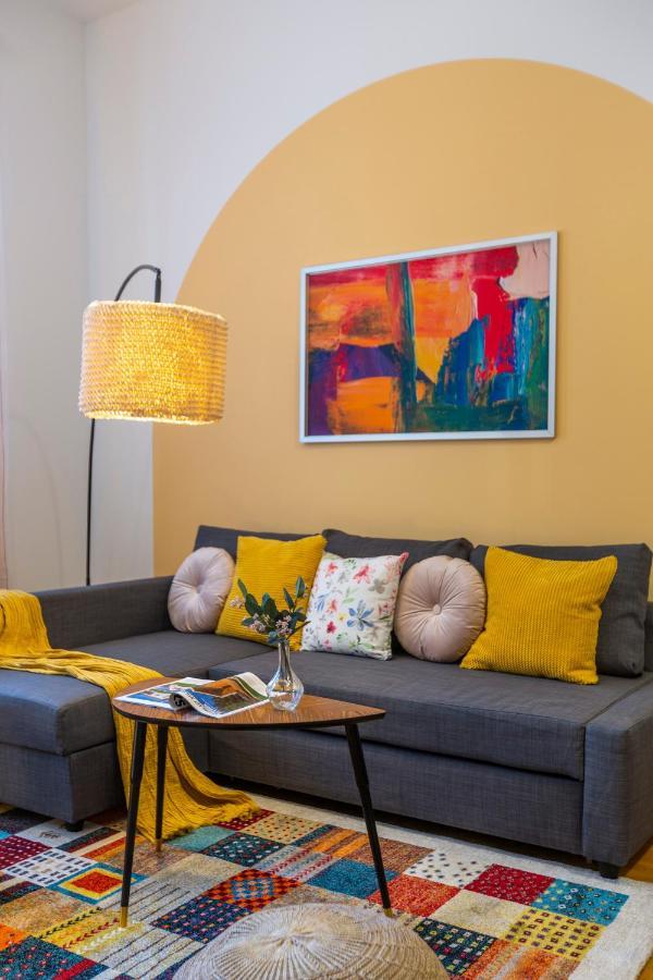 בודפשט Central Gozsdu Apartment In The Party Street מראה חיצוני תמונה