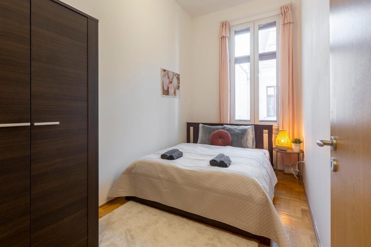 בודפשט Central Gozsdu Apartment In The Party Street מראה חיצוני תמונה