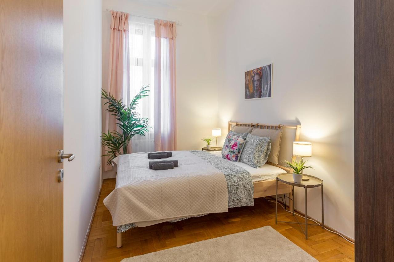 בודפשט Central Gozsdu Apartment In The Party Street מראה חיצוני תמונה