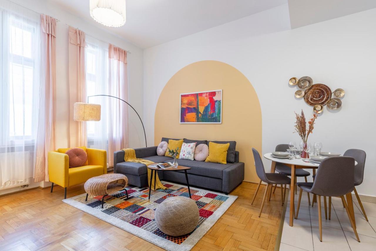 בודפשט Central Gozsdu Apartment In The Party Street מראה חיצוני תמונה