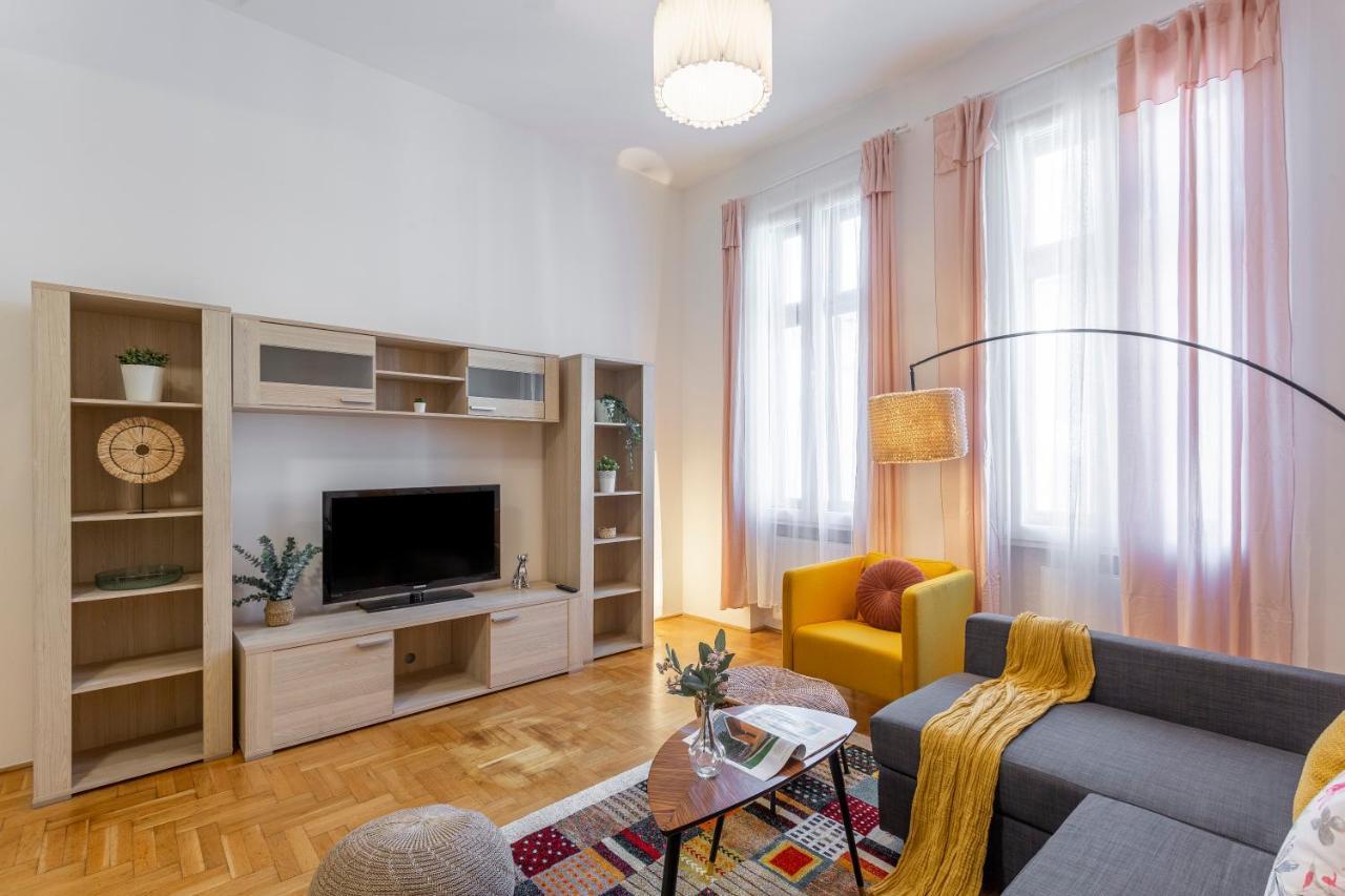 בודפשט Central Gozsdu Apartment In The Party Street מראה חיצוני תמונה