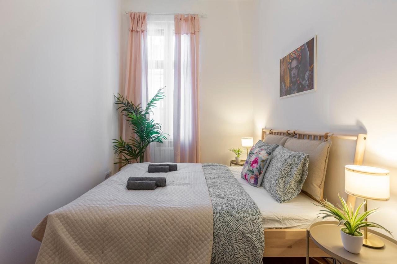 בודפשט Central Gozsdu Apartment In The Party Street מראה חיצוני תמונה