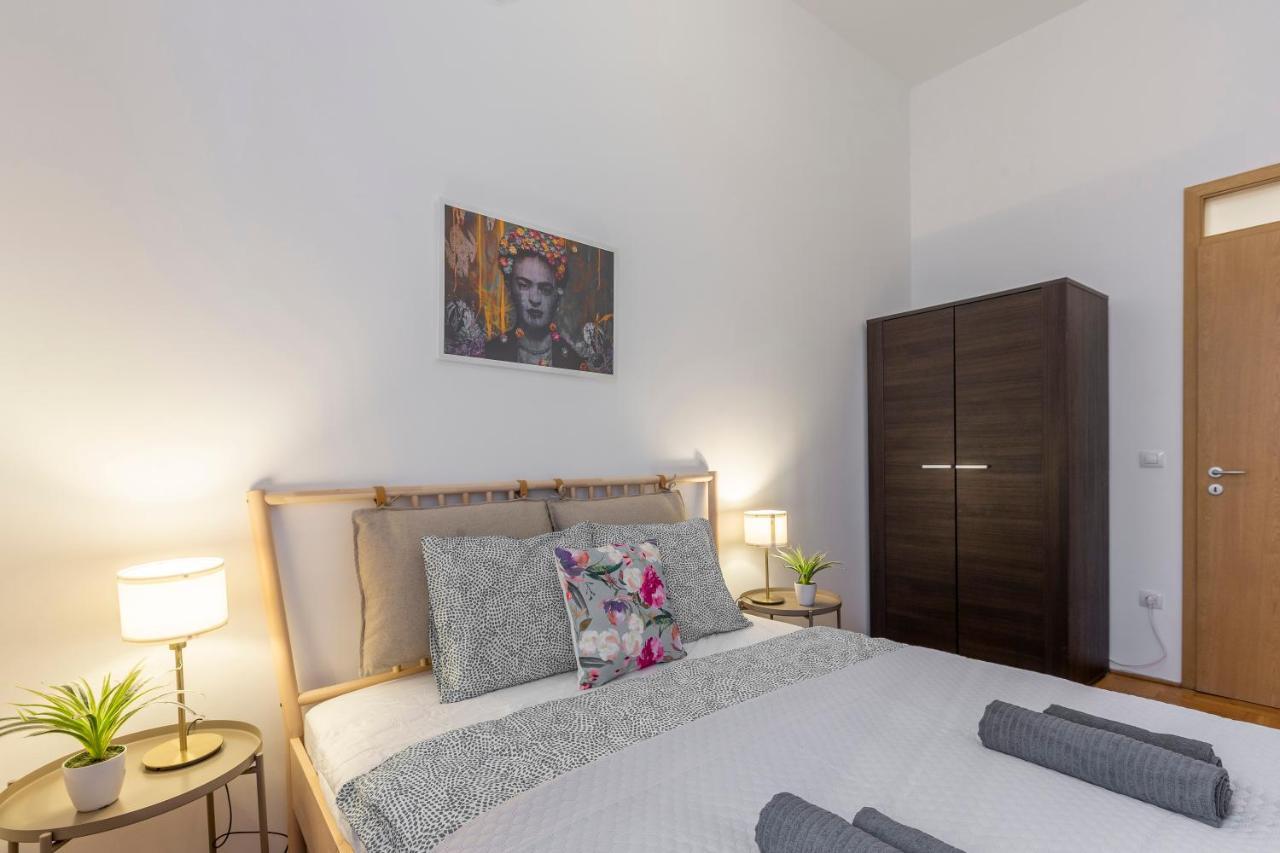 בודפשט Central Gozsdu Apartment In The Party Street מראה חיצוני תמונה